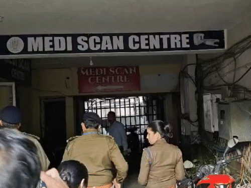 Bhopal Pathology Lab Changing Room Hidden Camera Case | Malviya Nagar MRI Center | एमआरआई सेंटर के चेंजिंग रूम महिला का वीडियो बनाया: भोपाल में पेशेंट ने पकड़ा हिडन कैमरा; आरोपी के मोबाइल में कई महिलाओं के वीडियो – Bhopal News