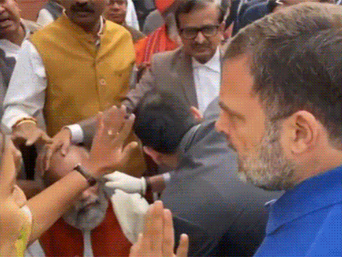 Rahul Gandhi Pratap Chandra Sarangi Controversy | BJP Congress | संसद के शीतकालीन सत्र का आखिरी दिन: धक्का-मुक्की केस में हंगामे के आसार; दो BJP सांसद घायल हुए, राहुल पर धक्का देने का आरोप