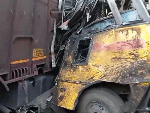 लातेहार में यात्रियों से भरी बस और ट्रक में टक्कर:  ड्राइवर और कंडक्टर गंभीर, रिम्स रेफर; यात्रियों को आई हल्की चोटें – latehar News