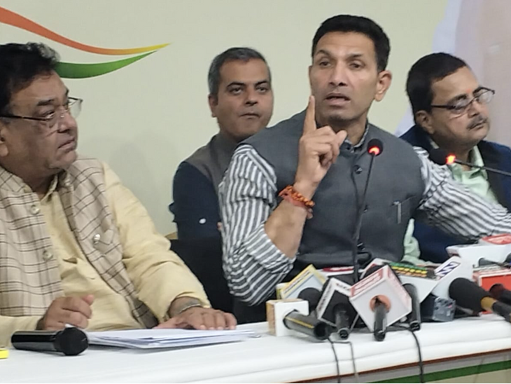Congress attacks RTO constable, 52 kg gold
