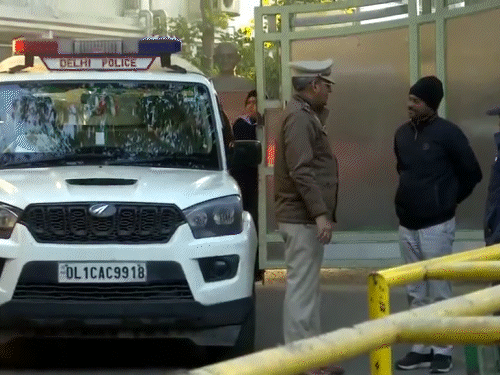 Delhi Schools Bomb Threat Case Update; Students | Delhi Police | दिल्ली स्कूलों में बम की धमकी भाई-बहन ने दी थी: ई-मेल भेजा था, ताकि एग्जाम टल जाएं; इस महीने 3 बार स्कूलों को धमकियां मिलीं