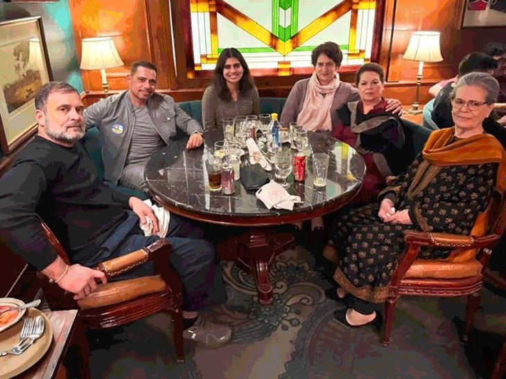 Rahul Gandhi Priyanka Gandhi Vadra Sonia Gandhi Chhola Bhatura Connaught Place | राहुल गांधी के फैमिली लंच की तस्वीरें वायरल: मां सोनिया, बहन प्रियंका और भांजी के साथ छोले-भटूरे खाए, रॉबर्ड वाड्रा भी साथ थे