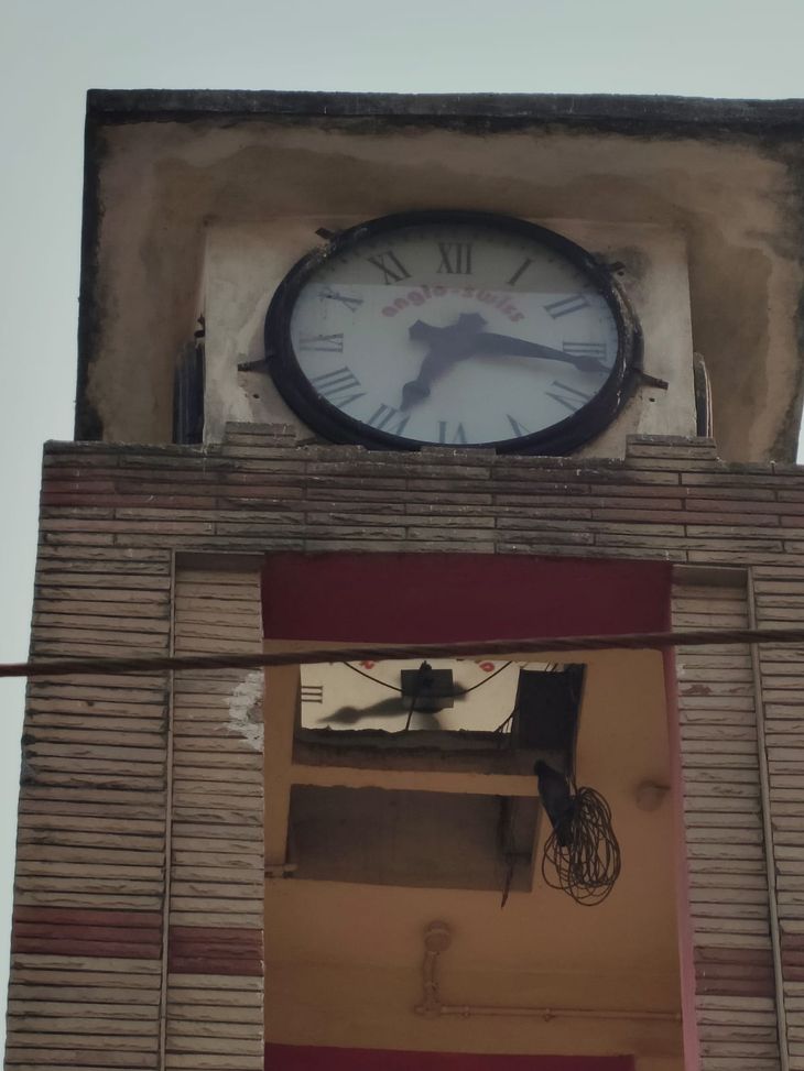 The clock of the hourglass shows different times in all four directions