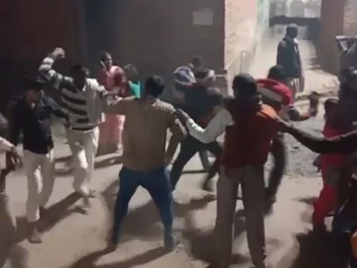 There was a fierce fight between two parties in Hardoii | हरदोई में दो ...