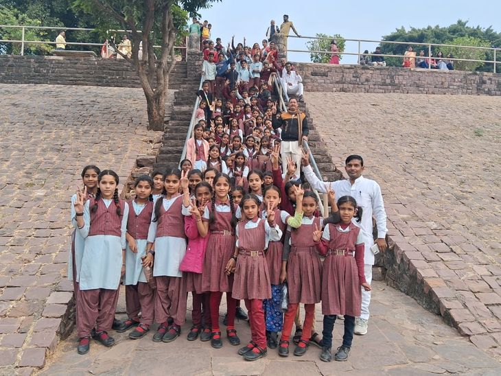 Educational tour of students of Pathari | पठारी के छात्रों का शैक्षणिक ...