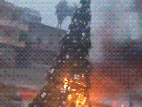 Protests erupt in Syria over Christmas tree burning | सीरिया में क्रिसमस ट्री जलाने को लेकर हंगामा: सड़कों पर उतरे हजारों ईसाई, असद को हटाने वाली HTS ने दोषियों को पकड़ा