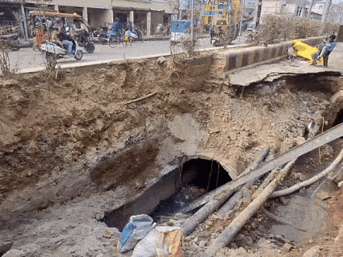 Varanasi News Road collapsed due to bursting of pipe of Dinapur STP ...