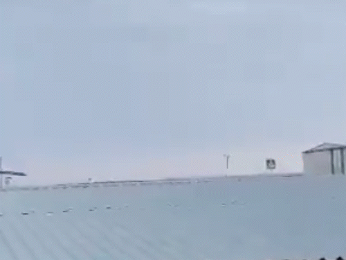 Plane carrying 70 passengers crashes in Kazakhstan | अजरबैजान से रूस जा रहा विमान कजाकिस्तान में क्रैश: 110 लोग सवार थे, रनवे पर गिरते ही आग लगी