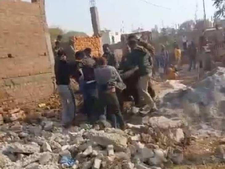 Fight between two parties in front of police in Jhansi…VIDEO | झांसी ...