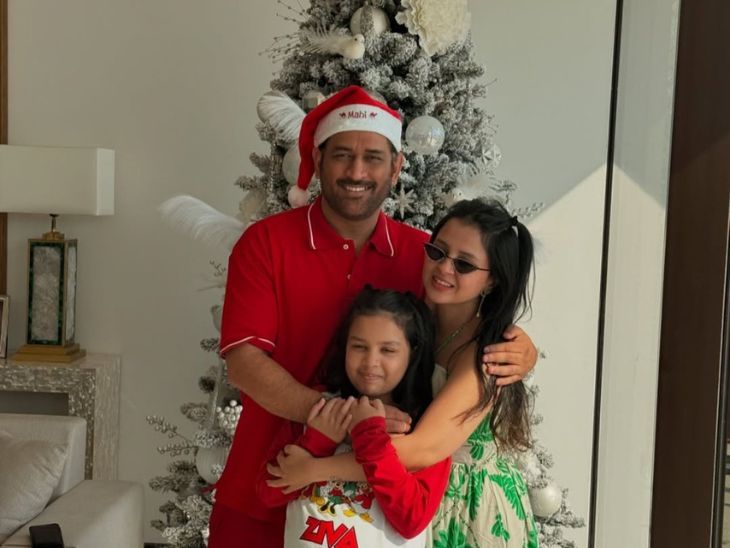क्रिसमस पर सांता क्लॉज लुक में दिखे धोनी: पत्नी साक्षी ने इंस्टा पर शेयर की तस्वीर; उन्होंने अपनी बेटी जीवा को गले लगाया