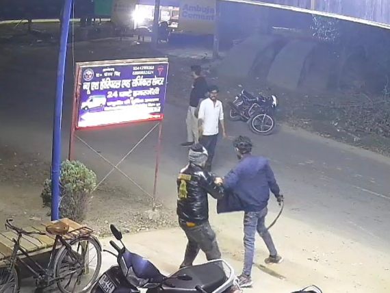 In Kannauj, a youth was beaten up and his bike was snatched, VIDEO | कन्नौज में युवक को पीटकर छीनी बाइक, VIDEO: मानपुर अंडरपास की घटना, सीसीटीवी फुटेज के साथ कोतवाली पहुंचा पीड़ित - Kannauj News | Dainik Bhaskar