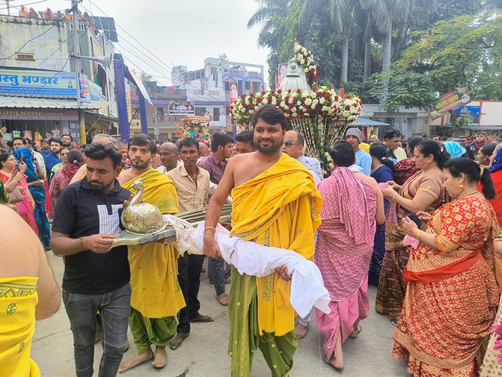 Lord Parshvanath's Rath Yatra was taken out in the presence of Acharya ...
