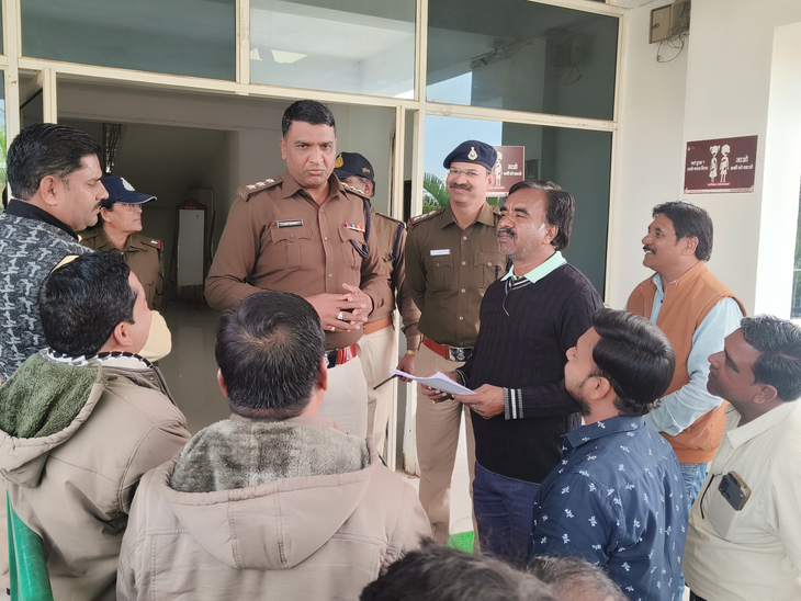 पत्थरबाजी करने वालों पर कार्रवाई की मांग:  भांजगड़ा प्रथा को रोका जाए; रतलाम कलेक्टर-एसपी से मिलने पहुंचे बस संचालक – Ratlam News