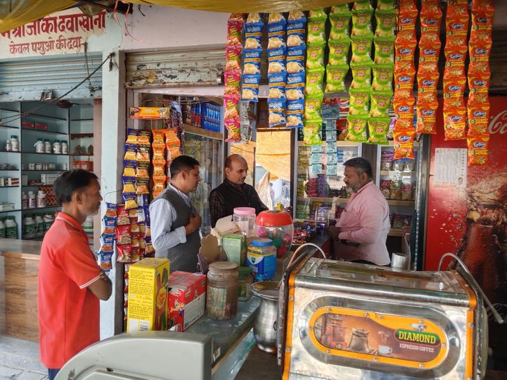 Food Safety Officer's surprise inspection in Belthara Road Railway premises