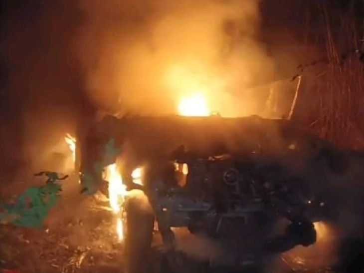 High speed Scorpio collided with the pole and burnt to ashes | खंभे से ...