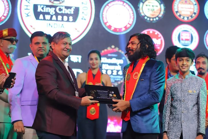 Rafiq Bhai was honored with the King Chef Award, 45 people from around ...