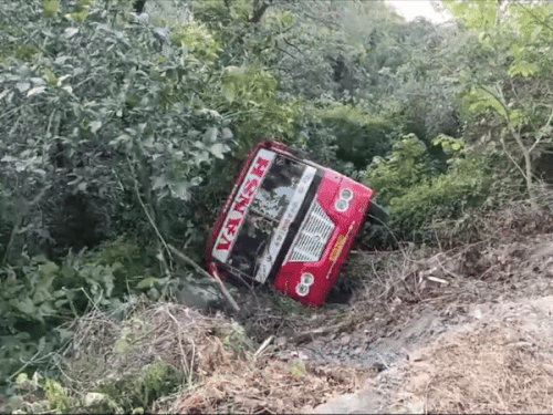 Chintpurni Bus Accident Update; Bus Fell In Ditch | Amritsar Pilgrims Accident of the bus carrying devotees from Amritsar to Chintpurni: It became unbalanced and fell into the ditch; The driver was backing up to park – Amritsar News