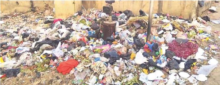 Piles of garbage in the colony, hopper comes only once a month
