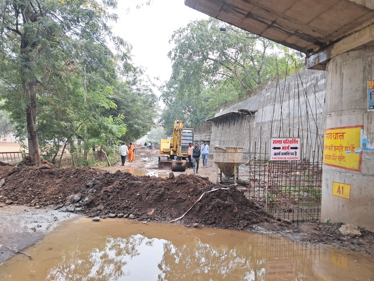 Kachhari road which connects the city to two parts is closed