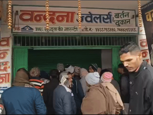 दो दुकानों से 30 लाख रुपए के गहने की चोरी:  सीसीटीवी को तोड़ डीबीआर भी ले गए, शटर तोड़ की चोरी – Giridih News