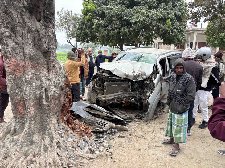 Car collided with a tree while trying to save an e-rickshaw | ई-रिक्शा ...