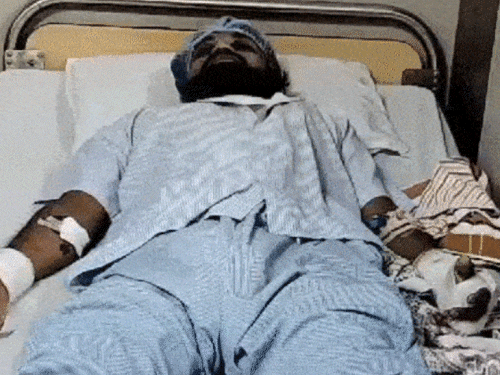 पत्नी-बेटे के हत्यारे ने अस्पताल में सुसाइड की कोशिश की:  टॉयलेट की खिड़की के कांच से गला काटने का प्रयास किया, वेंटिलेटर पर – Gujarat News