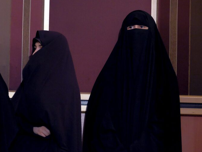 Wearing of burqa banned in Switzerland from today | स्विट्जरलैंड ​​​​​​​में आज से बुर्का पहनने पर रोक: कानून तोड़ने पर ₹96 हजार जुर्माना; ऐसा करने वाला 7वां यूरोपीय देश