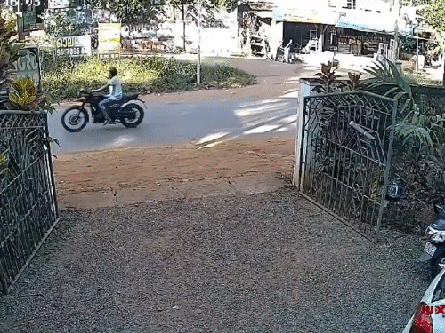 Kerala School Bus Accident Photos Update | Kannur News | केरल में स्कूल बस पलटी, एक छात्रा की मौत: 14 बच्चे घायल; पुल से उतरते समय हादसा; बस खंभे से टकराई, 2 बार पलटी