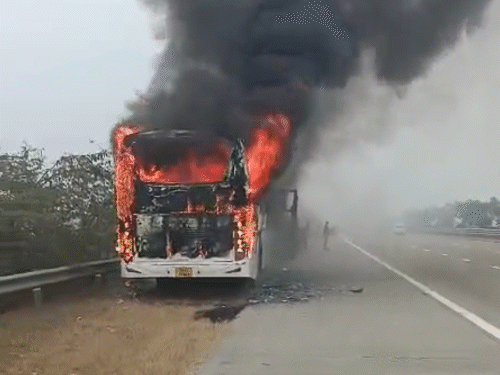 Mathura bus caught fire on the Yamuna Expressway