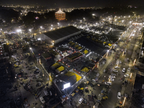 300 km of road and 30 bridges to be built in 4 months for Maha Kumbh | महाकुंभ में 4 महीने में 300 किमी सड़क, 30 पुल: 40 करोड़ लोगों के लिए सुविधाएं; मेला क्षेत्र के कर्मचारी 15-15 घंटे काम कर रहे