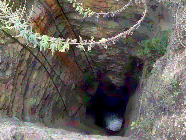 Assam Dima Hasao Coal Mine flood Several Trapped CM Himanta biswa sarma | असम में 300 फीट गहरी कोयला खदान में पानी भरा: करीब 15 मजदूर फंसे, SDRF-NDRF मौके पर; सीएम बोले- सेना से मदद मांगी