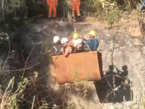 Assam Coal Mine Tragedy; Rescue Operation Photos Update | Dima Hasao | असम खदान में फंसे 15 मजदूरों को बचाने सेना पहुंची: 300 फीट गहरी कोयला खदान में पानी भरा; डाइवर्स मौजूद, मोटर से निकाल रहे पानी