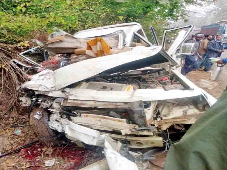 Bolero full of labourers and truck collide, 4 people die
