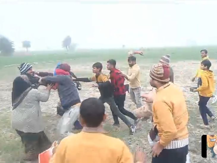 VIDEO: Fight between two parties over land dispute | जमीन विवाद को लेकर दो पक्षों में मारपीट VIDEO: महिला-पुरुष एक-दूसरे पर किया हमला, ग्राम पंचायत की जमीन पर कब्जा - Mainpuri News | Dainik Bhaskar