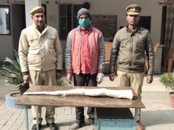 Several rounds fired from licensed rifle, VIDEO | लाइसेंसी रायफल से कई राउंड फायरिंग, VIDEO: आग तापते समय हुआ झगड़ा, छत से चलाई गोली, आरोपी गिरफ्तार - Hardoi News | Dainik Bhaskar