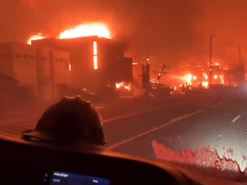 Los Angeles Fire Tragedy | US California Wildfires Situation Video Update | कैलिफोर्निया की आग 40 हजार एकड़ में फैली: 10 हजार इमारतें खाक,आग बुझाने के लिए पानी कम पड़ा; अधिकारी बोले-लगता है परमाणु बम गिरा हो