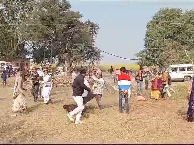Fight between two parties over construction of Panchayat building, VIDEO | पंचायत भवन निर्माण को लेकर दो पक्षों में मारपीट, VIDEO: लाठी-डंडों से एक दूसरे पर किया हमला, विवाद में सरपंच भी शामिल - Shivpuri News | Dainik Bhaskar