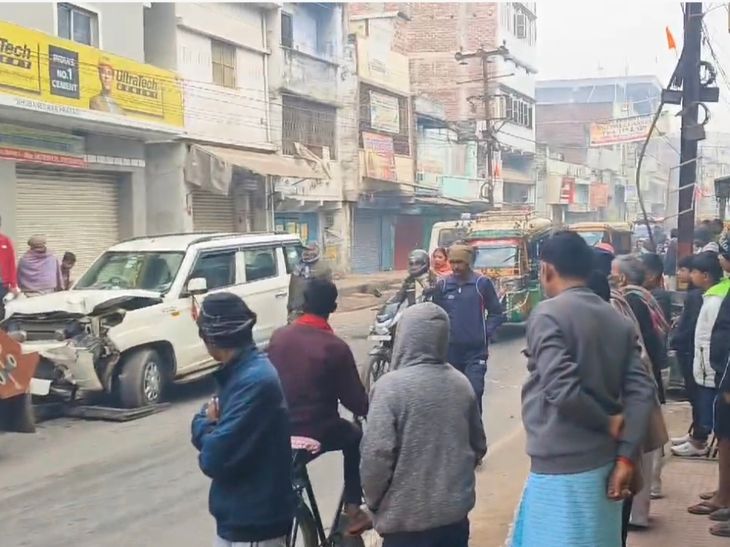 Bolero went out of control and collided with a pole | अनियंत्रित हुई ...