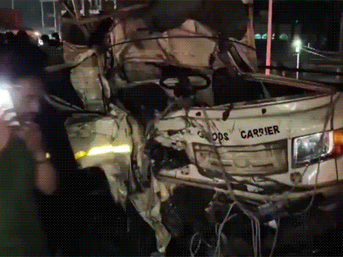 Maharashtra Nashik Accident several died mumbai agra national highway | महाराष्ट्र के नासिक में 8 की मौत, 8 घायल: आयशर में पीछे से जा टकराई पिकअप गाड़ी; नासिक-मुंबई-आगरा हाईवे पर 4 किमी लंबा जाम लगा