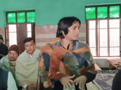 MLA Vinesh Phogat on Haryana Officer CM Nayab Saini | अधिकारियों से परेशान हुईं विनेश फोगाट: बोलीं- अधिकारी मेरे हाथ में नहीं, जो साइन कर दें, उनके पास मुख्यमंत्री का फोन आ जाता है – Julana News