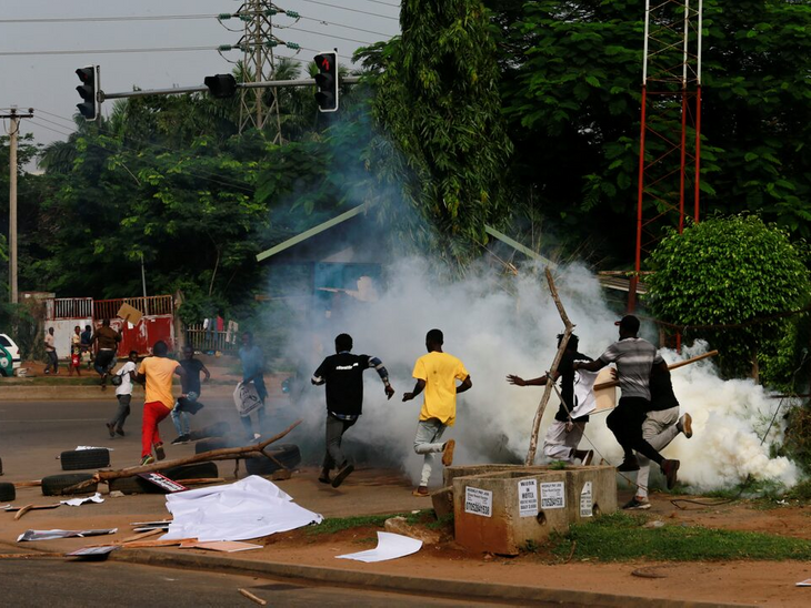 Nigerian military pilot airstrike mistakes self-defence force | नाइजीरिया में गलती से आम लोगों पर हवाई हमला: 16 की मौत; पायलट ने लोकल लोगों को क्रिमिनल गैंग समझकर किया फायर