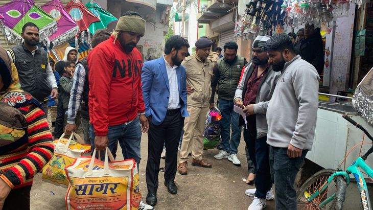 76 rolls of Chinese thread seized from shop and house | दुकान-मकान से ...