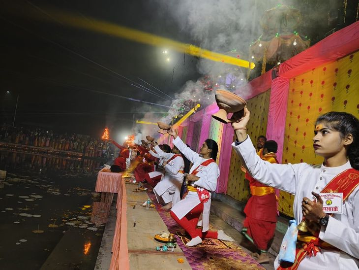Worship of Dev Talab was done on the lines of Ganga Mahaarati | गंगा ...