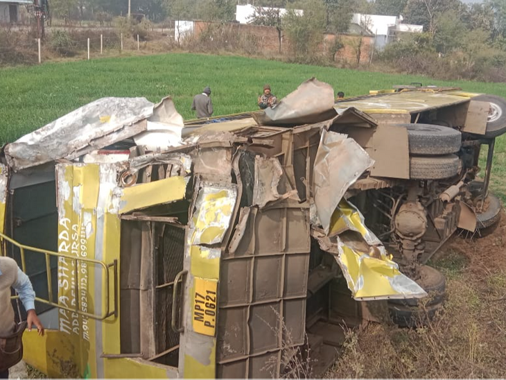 A bus full of passengers overturned in Rewa