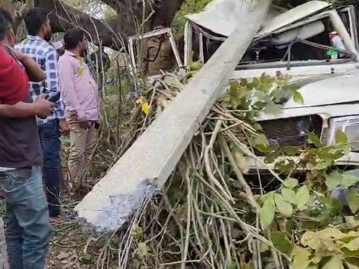 Seoni: High speed Bolero collided with a pole | सिवनी: तेज रफ्तार ...