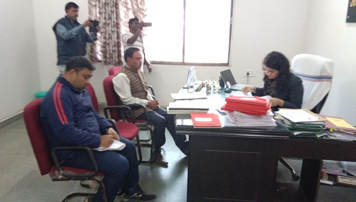 SDO reached the zonal office for surprise inspection and checked the ...