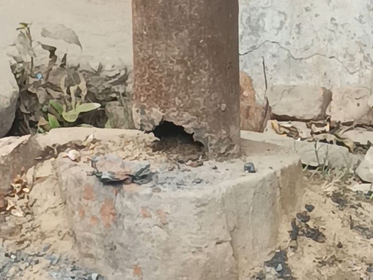 Dildarnagar: A dilapidated electricity pole becomes a problem