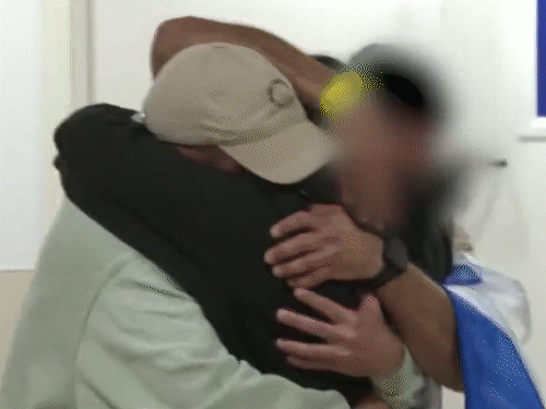 Israel releases 90 Palestinian prisoners | इजराइल ने 90 फिलिस्तीनी कैदियों को रिहा किया: हमास की कैद से 3 इजराइली बंधक आजाद; नेतन्याहू बोले- पूरा देश आपको गले लगा रहा