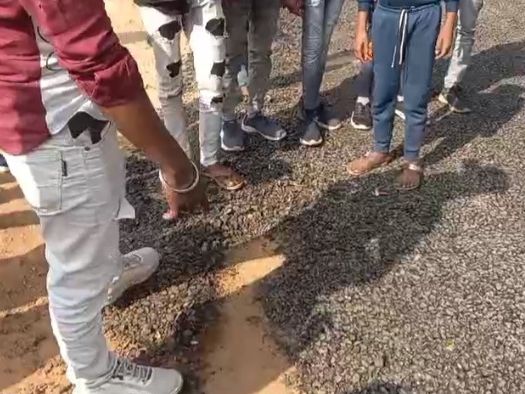 जामताड़ा में डेढ़ करोड़ की सड़क दो दिन में टूटी:  पक्की सड़क पर चलने से ही निकल रही मिट्टी, ग्रामीणों ने वीडियो वायरल किया – Jamtara News