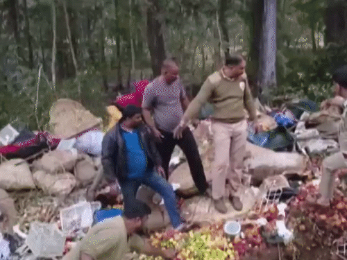 Karnataka Highway Truck Accident Update | Uttara Kannada Yallapur taluk | कर्नाटक में ट्रक 50 मीटर गहरी खाई में गिरा: 10 की मौत, 15 घायल; किसान फल-सब्जियां बेचने मेला जा रहे थे